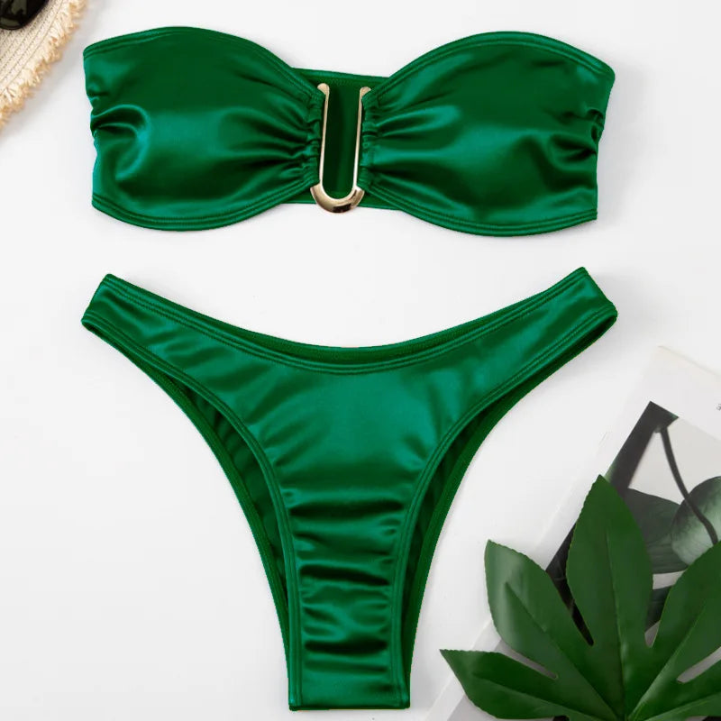 Bikini z wysoko wyciętym dołem