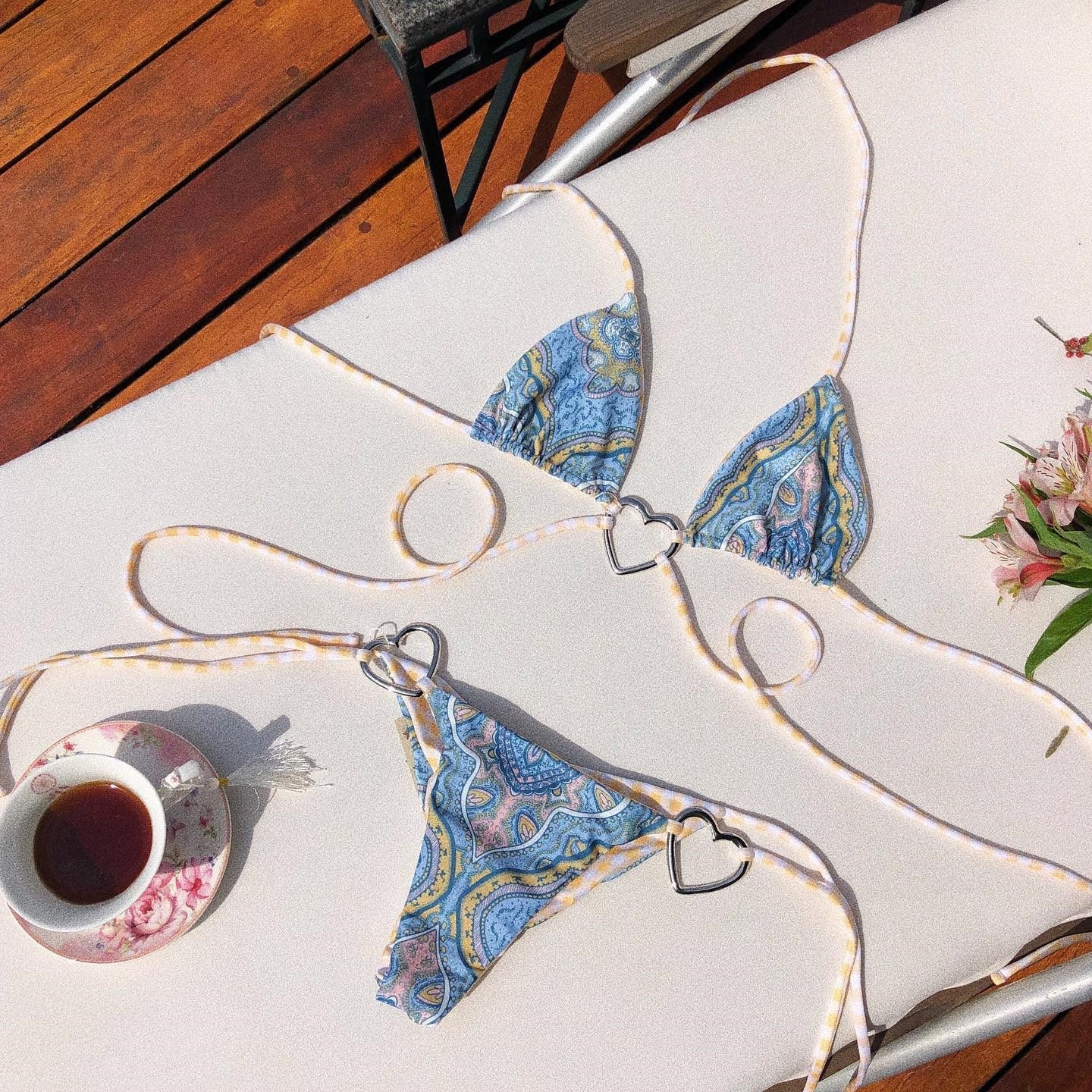 Bikini z ozdobnymi sercami