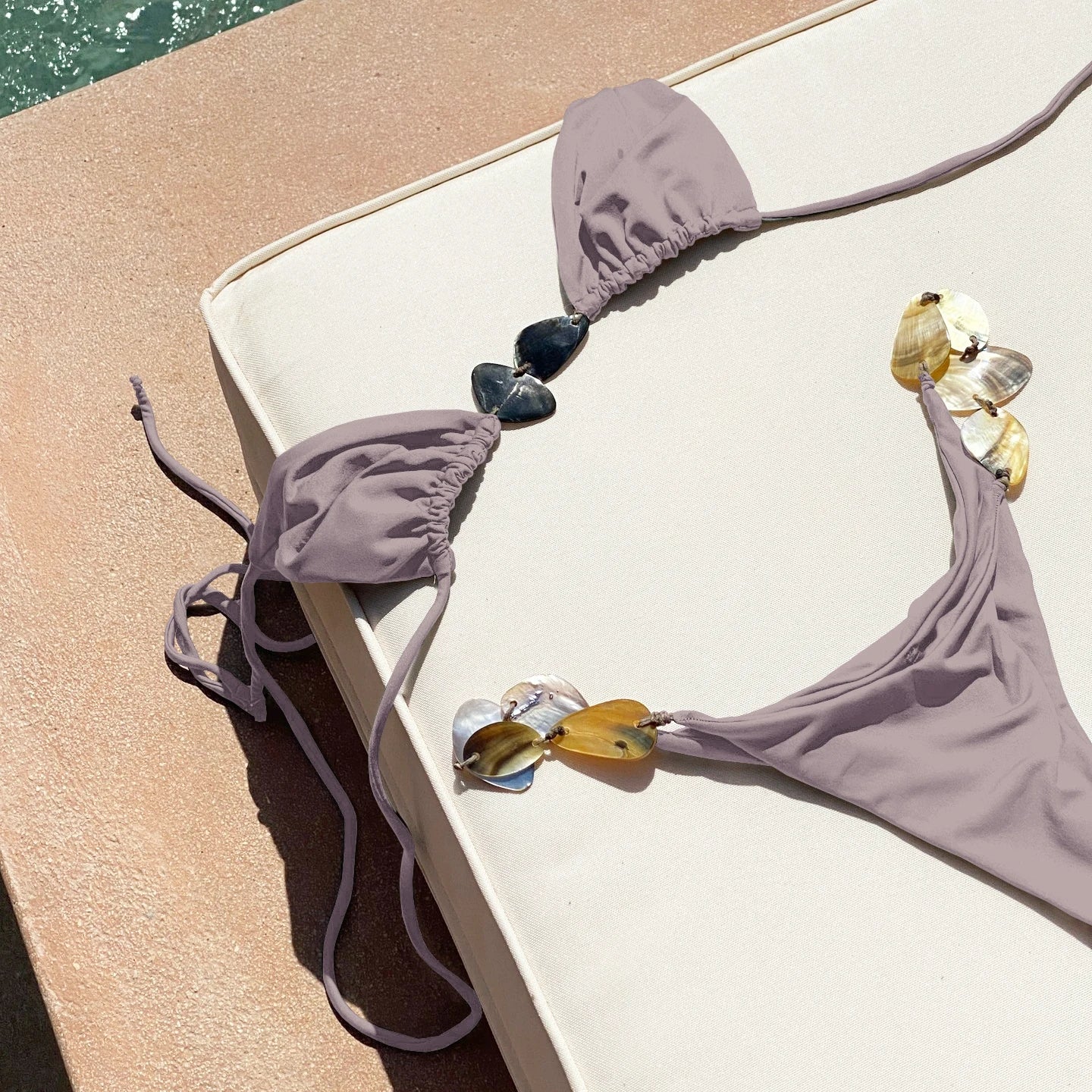 Bikini z ozdobnymi blaszkami