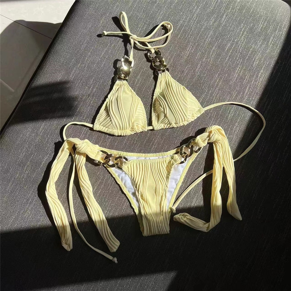 Bikini dwuczęściowe z ozdobnymi złotymi łańcuchami i plisowaną strukturą materiału