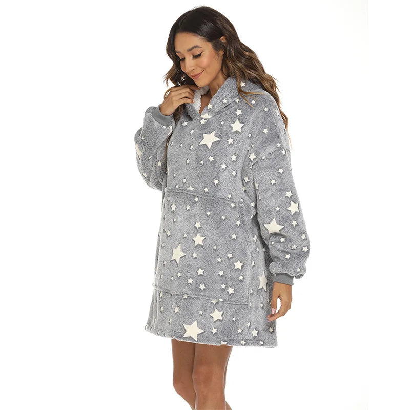 Oversize'owa bluza z kapturem ze świecącymi gwiazdkami