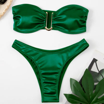 Bikini z wysoko wyciętym dołem