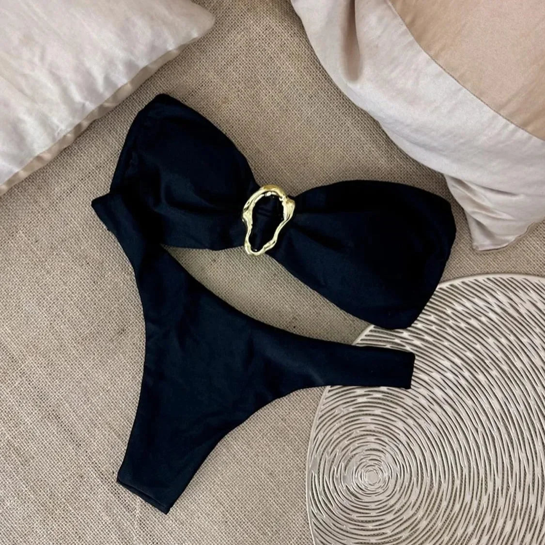 Dwuczęściowy kostium kąpielowy bandeau z biżuteryjną klamrą