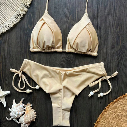 Bikini z ozdobnymi sznurkami