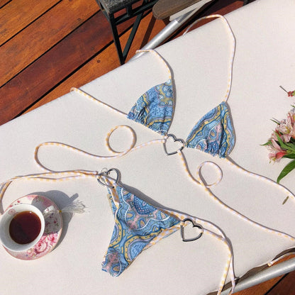Bikini z ozdobnymi sercami