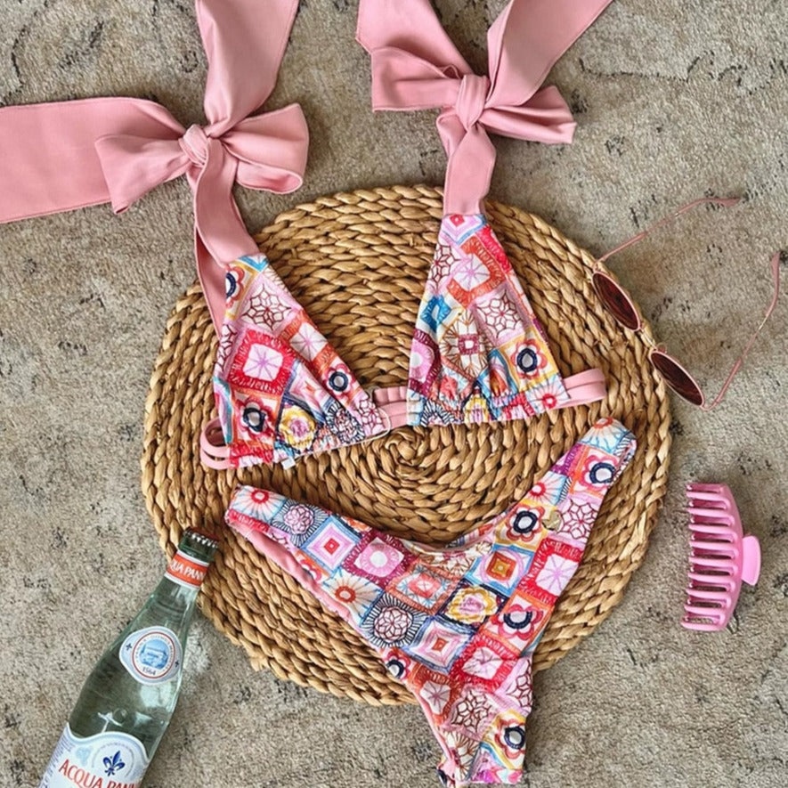 Bikini z dużymi ozdobnymi kokardami