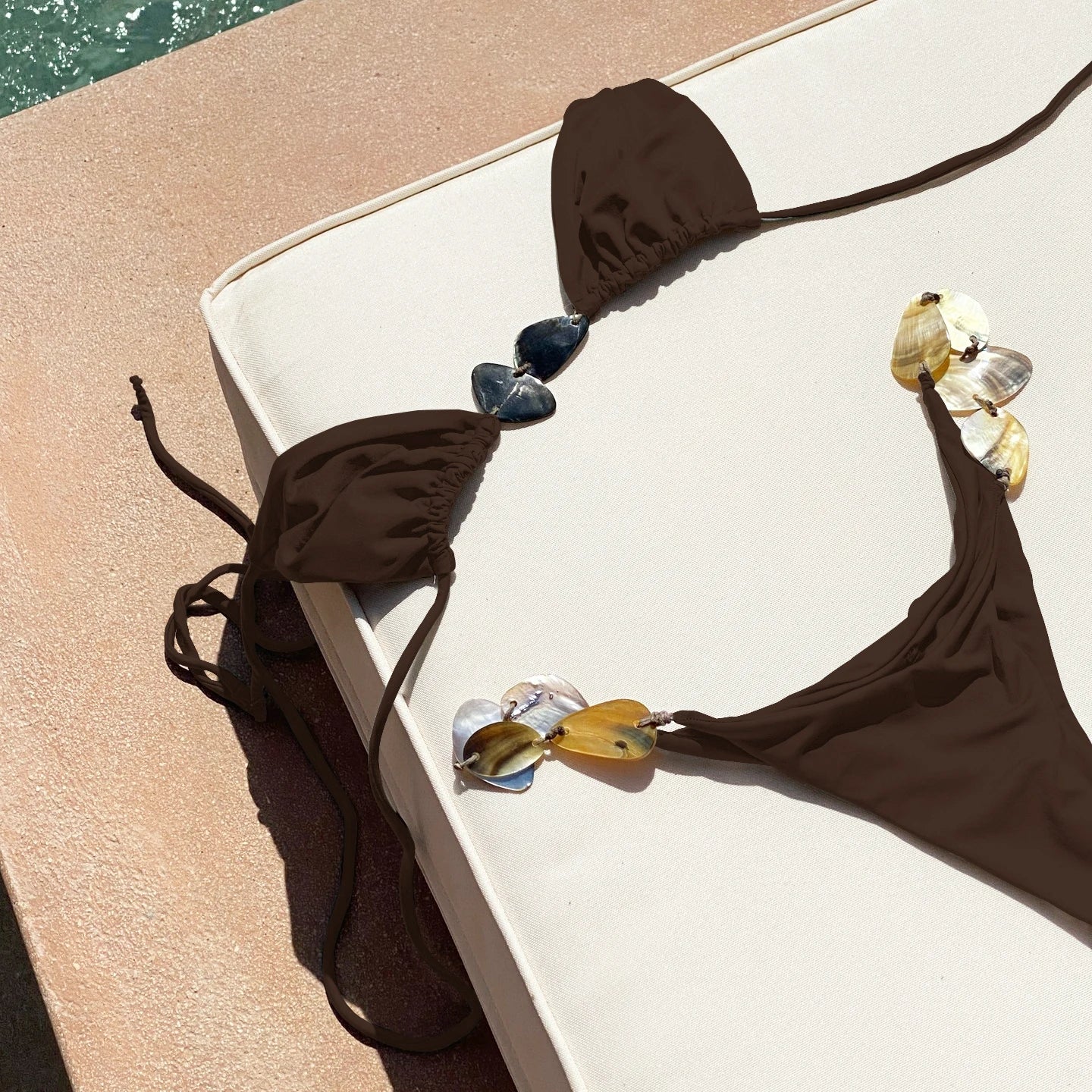 Bikini z ozdobnymi blaszkami