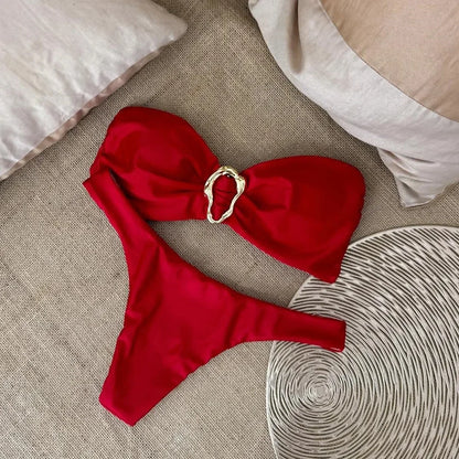 Dwuczęściowy kostium kąpielowy bandeau z biżuteryjną klamrą