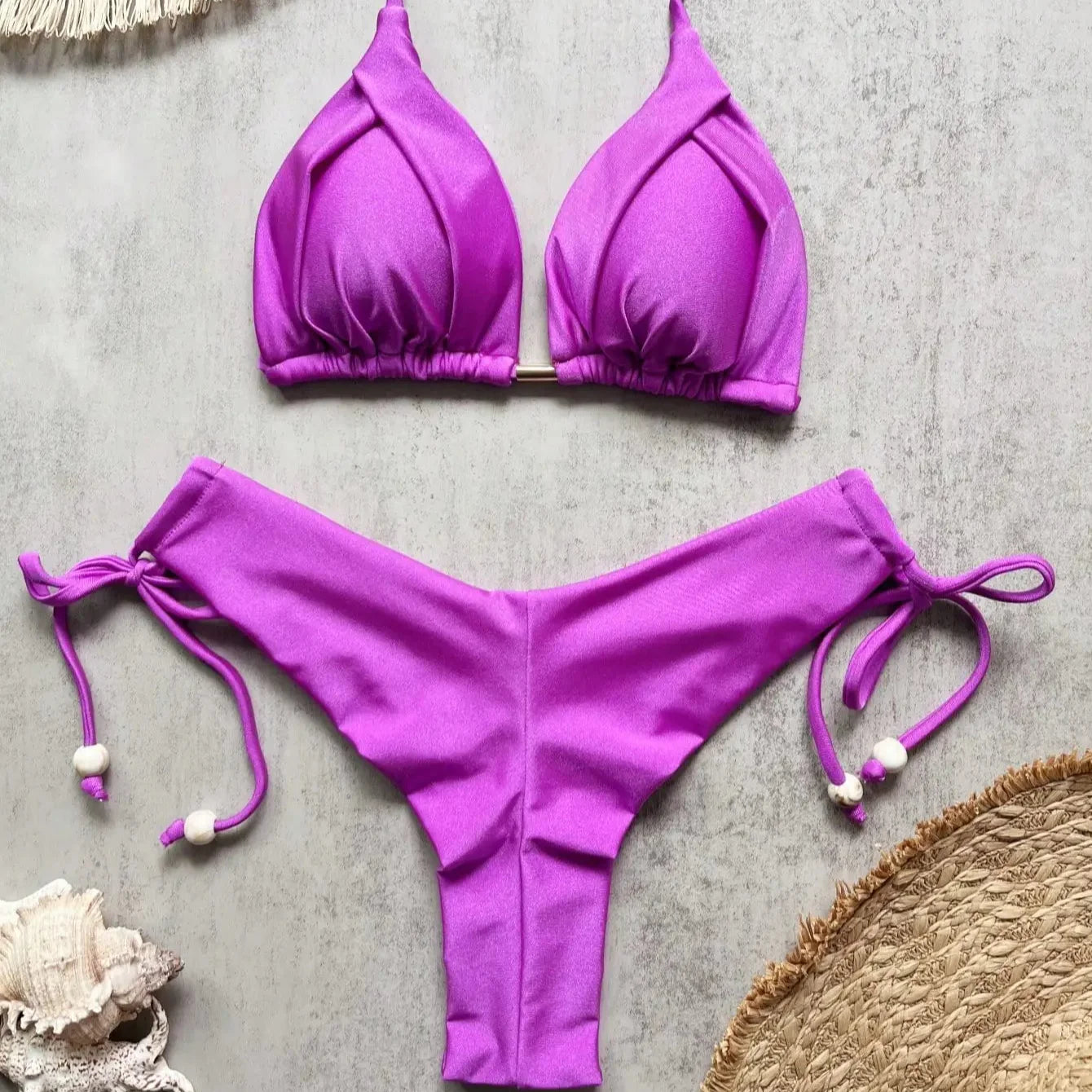 Bikini z ozdobnymi sznurkami