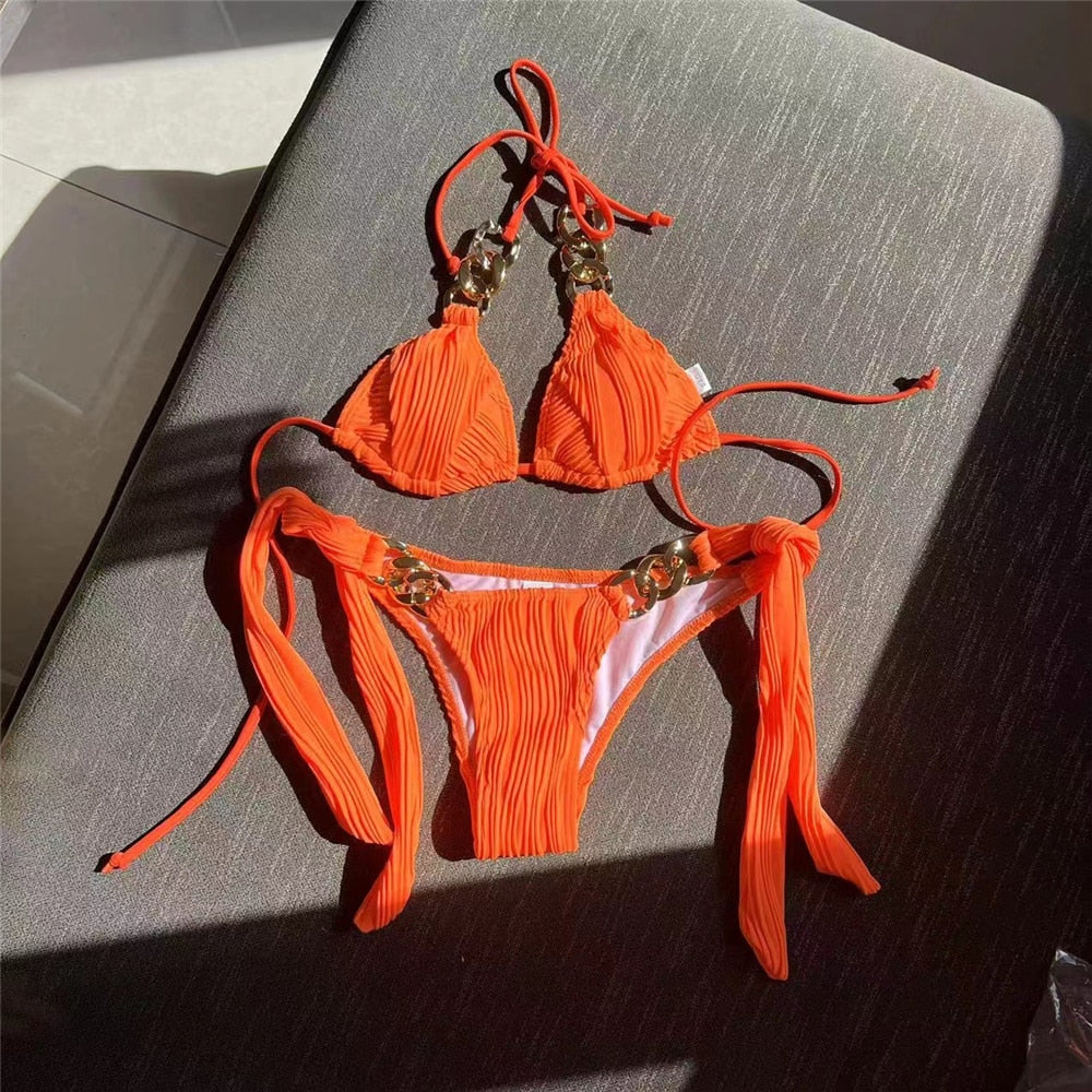 Bikini dwuczęściowe z ozdobnymi złotymi łańcuchami i plisowaną strukturą materiału