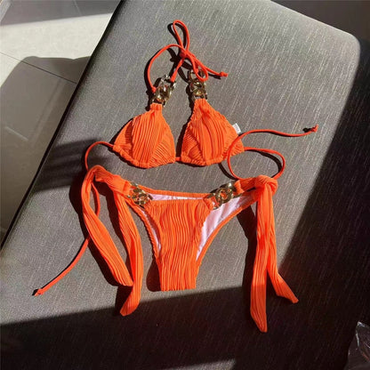 Bikini dwuczęściowe z ozdobnymi złotymi łańcuchami i plisowaną strukturą materiału