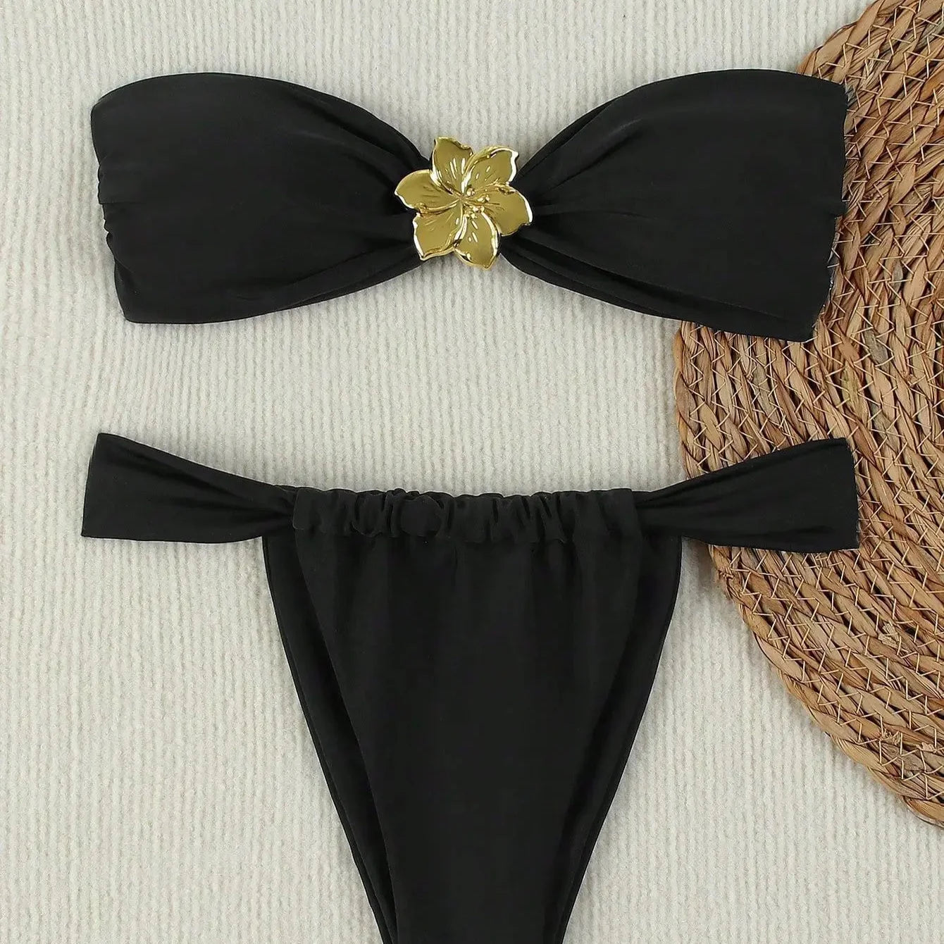 Dwuczęściowe bikini bandeau z biżuteryjnym kwiatem i figami z marszczeniem
