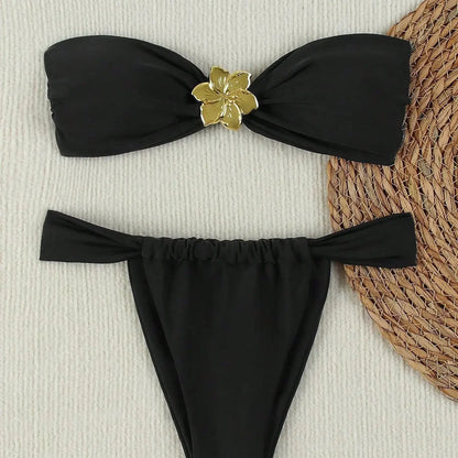 Dwuczęściowe bikini bandeau z biżuteryjnym kwiatem i figami z marszczeniem