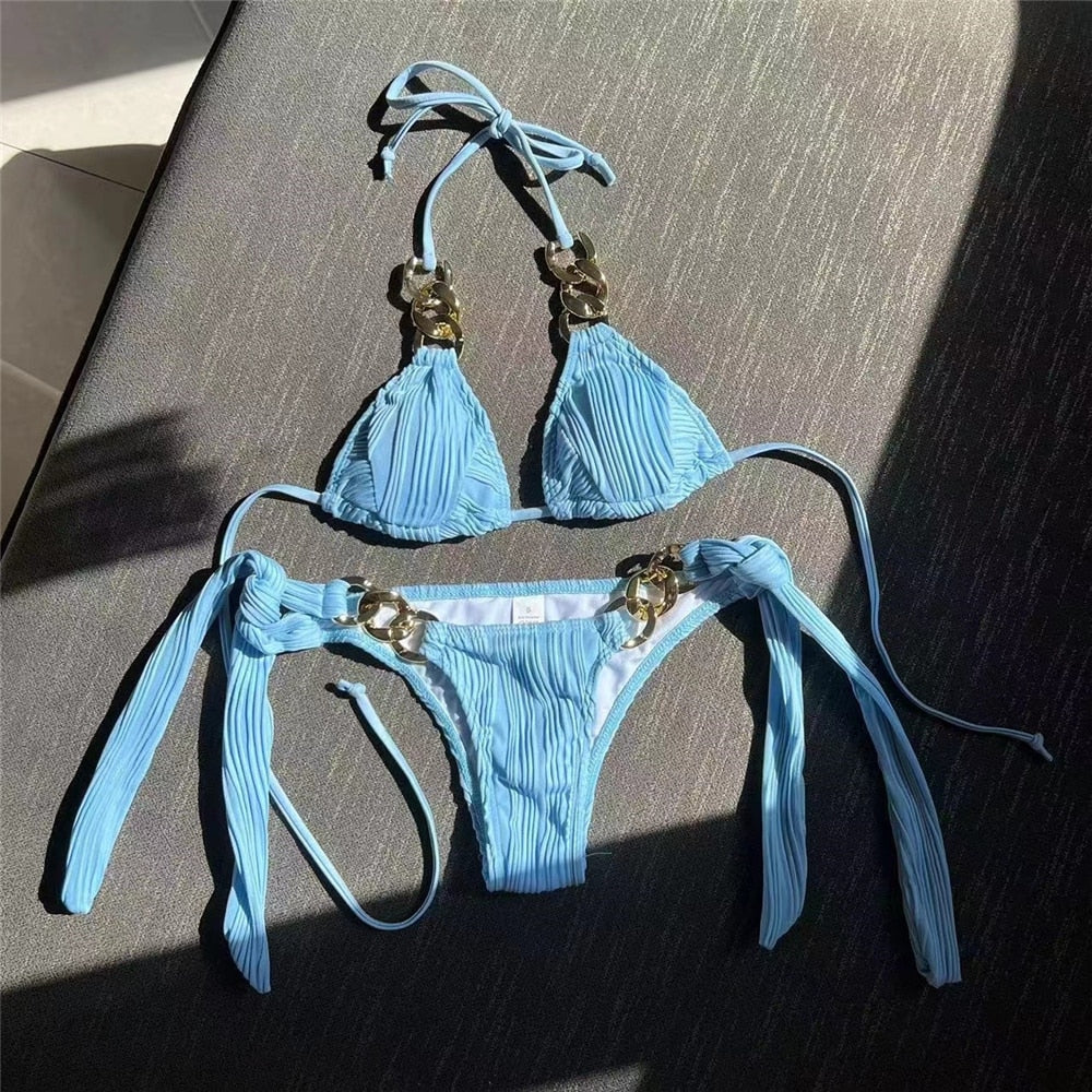 Bikini dwuczęściowe z ozdobnymi złotymi łańcuchami i plisowaną strukturą materiału