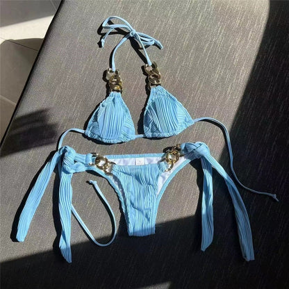 Bikini dwuczęściowe z ozdobnymi złotymi łańcuchami i plisowaną strukturą materiału