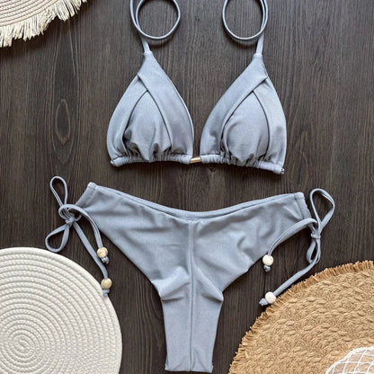 Bikini z ozdobnymi sznurkami