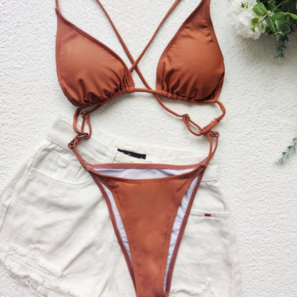 Jednoczęściowy kostium bikini z ozdobnymi paseczkami