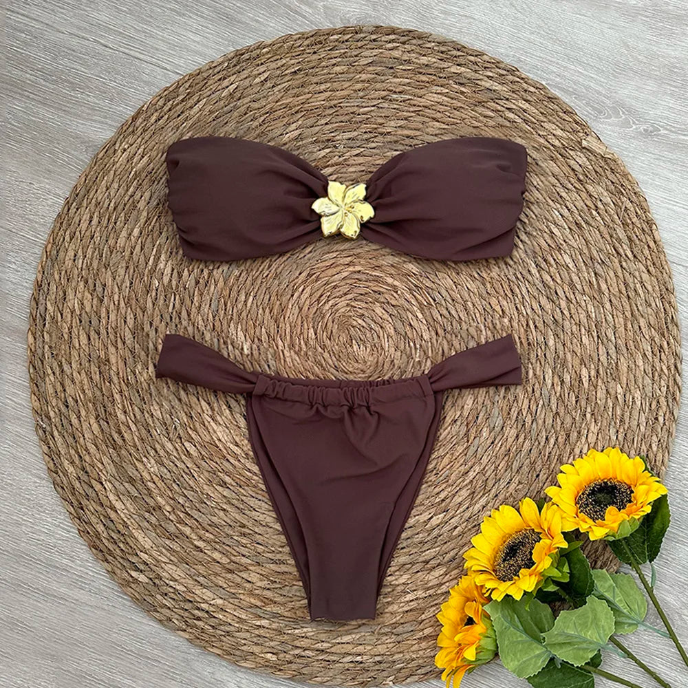 Dwuczęściowe bikini bandeau z biżuteryjnym kwiatem i figami z marszczeniem