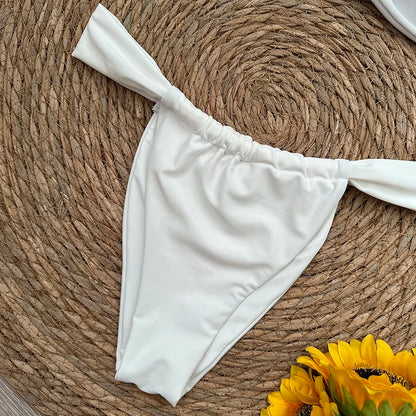 Dwuczęściowe bikini bandeau z biżuteryjnym kwiatem i figami z marszczeniem