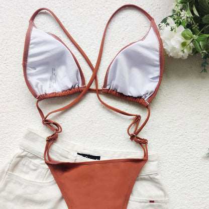 Jednoczęściowy kostium bikini z ozdobnymi paseczkami