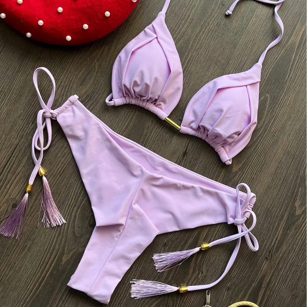Bikini z ozdobnymi sznurkami