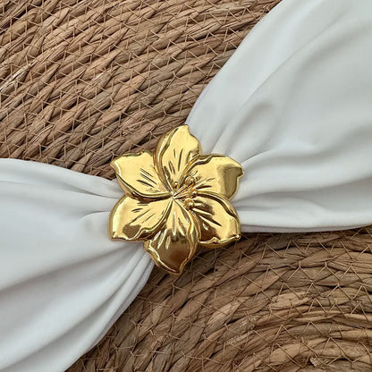 Dwuczęściowe bikini bandeau z biżuteryjnym kwiatem i figami z marszczeniem
