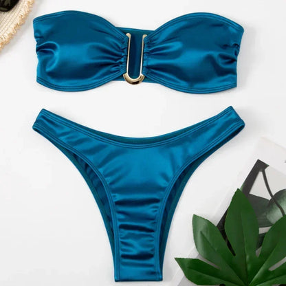 Bikini z wysoko wyciętym dołem