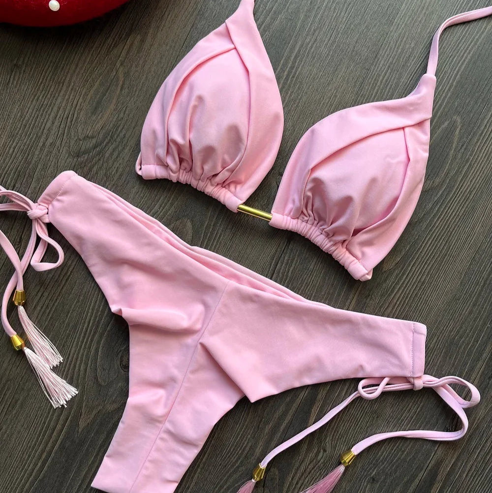 Bikini z ozdobnymi sznurkami