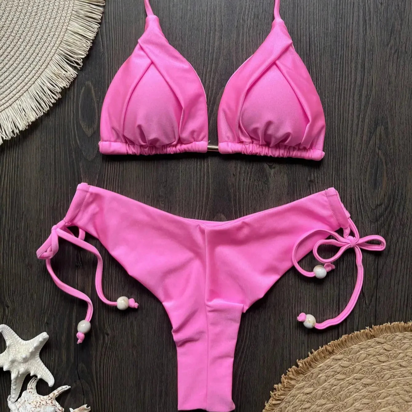 Bikini z ozdobnymi sznurkami