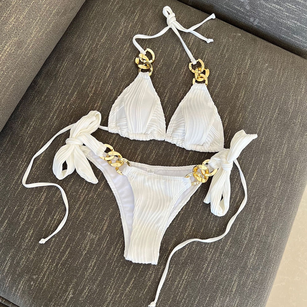 Bikini dwuczęściowe z ozdobnymi złotymi łańcuchami i plisowaną strukturą materiału