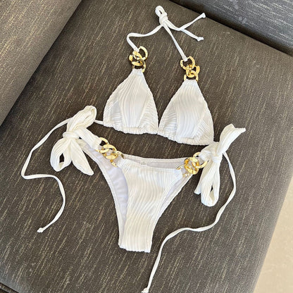 Bikini dwuczęściowe z ozdobnymi złotymi łańcuchami i plisowaną strukturą materiału