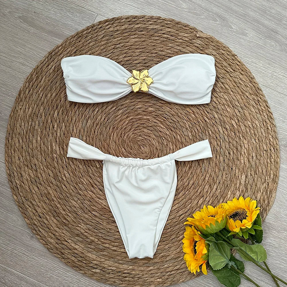 Dwuczęściowe bikini bandeau z biżuteryjnym kwiatem i figami z marszczeniem