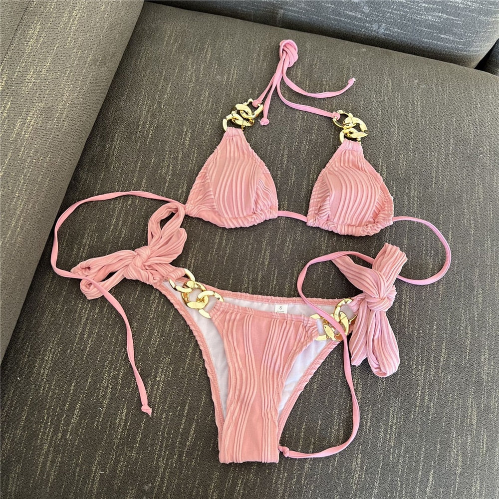 Bikini dwuczęściowe z ozdobnymi złotymi łańcuchami i plisowaną strukturą materiału