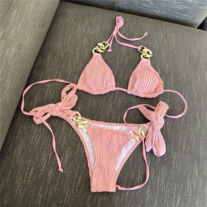 Bikini dwuczęściowe z ozdobnymi złotymi łańcuchami i plisowaną strukturą materiału