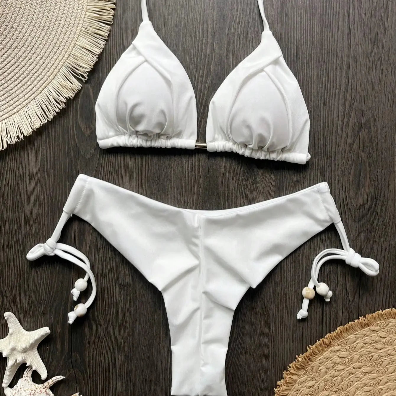 Bikini z ozdobnymi sznurkami