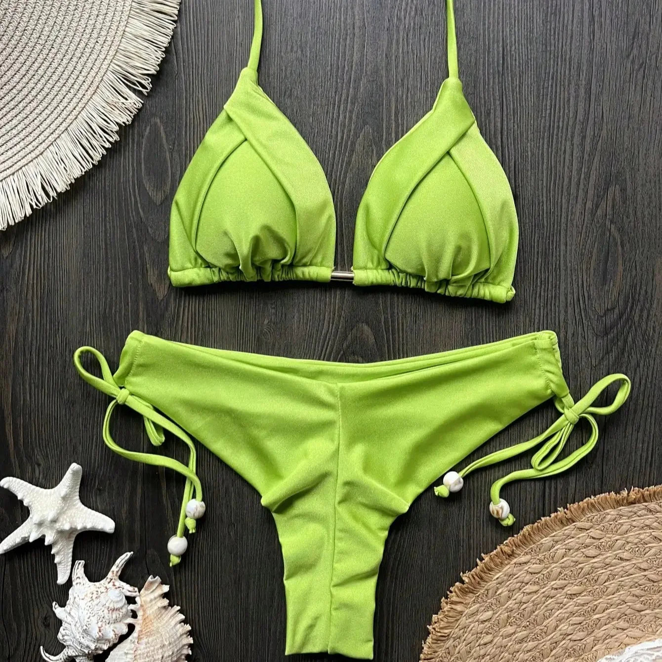 Bikini z ozdobnymi sznurkami