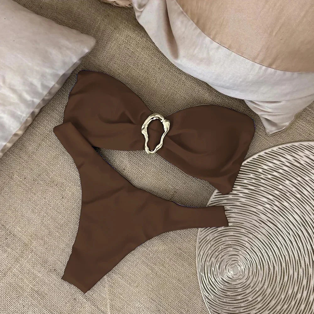 Dwuczęściowy kostium kąpielowy bandeau z biżuteryjną klamrą