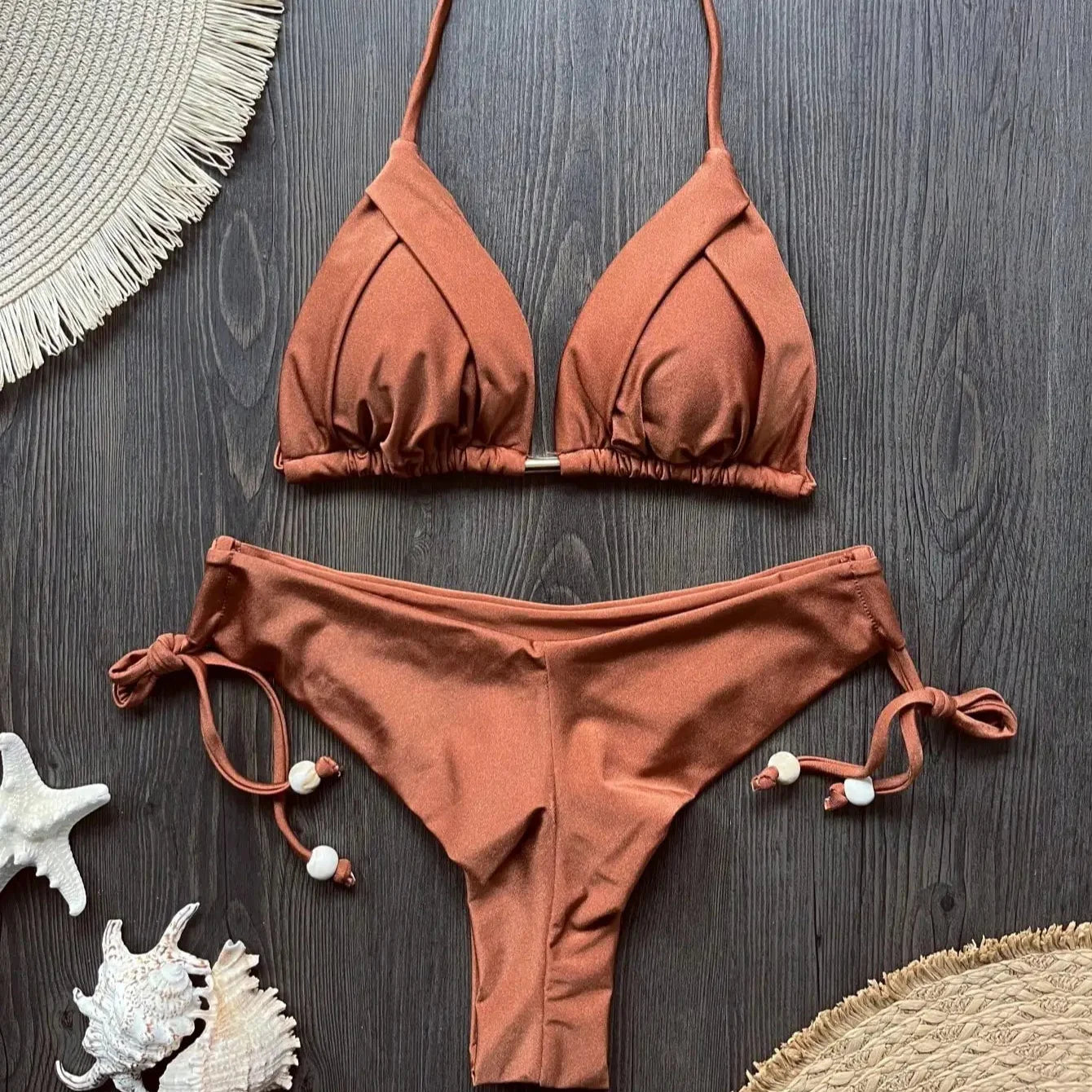 Bikini z ozdobnymi sznurkami