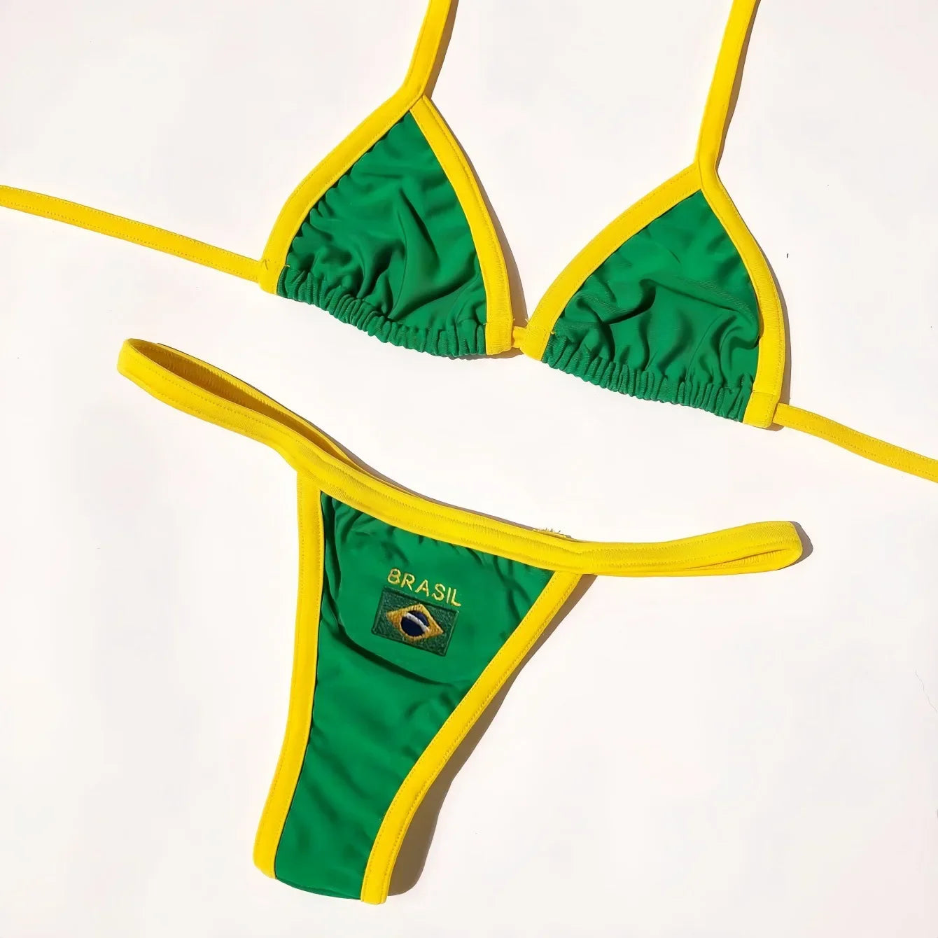Dwuczęściowe bikini brazylijskie z trójkątnymi miseczkami i haftowanym motywem Brasil